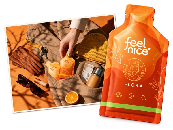 Saszetka Feel Nice Flora obok zdjęcia: pomarańczowe saszetki feel nice w torbie z rękawiczkami i okularami
