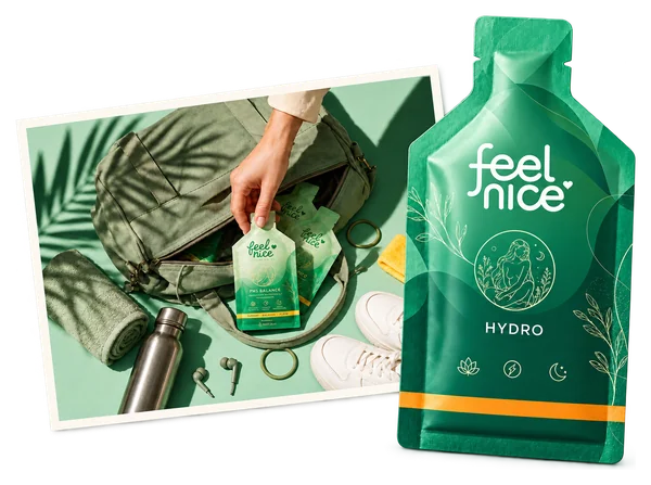 Saszetka Feel Nice Hydro obok zdjęcia: zielone saszetki feel nice w torbie z butelką i trampkami